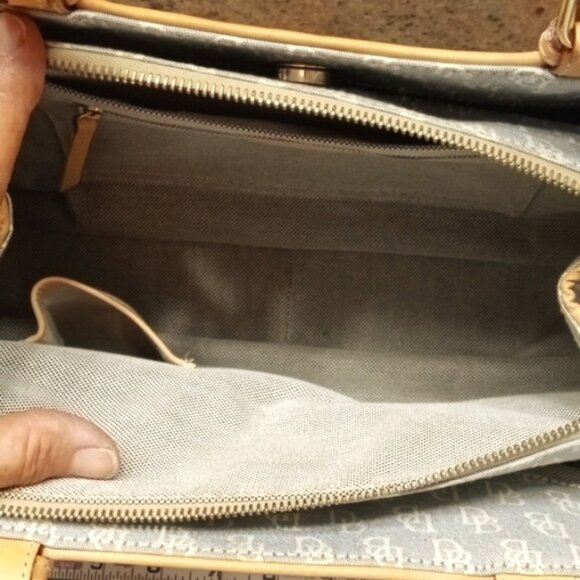 Dooney & Bourke Signature Buckle Satchel Tote w/wristlet. - Picture 8 of 16